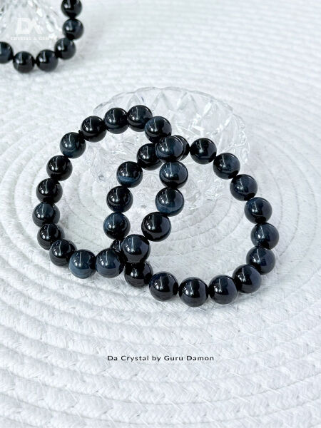 Blue tiger eye crystal bracelet is a deeply healing gemstone. You can use it to bring calm and focus and to ease all kinds of issues.