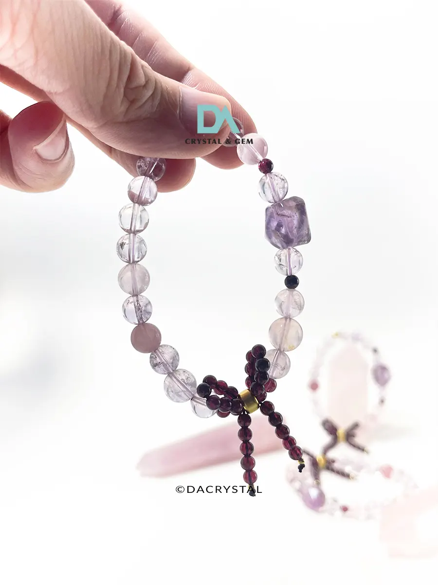 紫绫 AMORELLE Bracelet restores emotional composure and strategic vision, shielding the mind from chaotic, reactive stress.