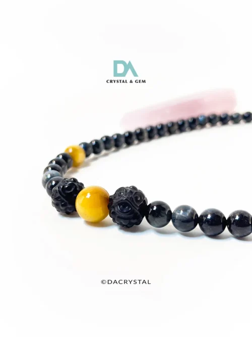 黑曜石吞金兽 Black Obsidian Tunjinshou / Wealth-Attracting Beasts carved from protective black obsidian, these mythical beasts actively draw in wealth opportunities while guarding against financial loss and negative energy. 《双曜｜DUALIS》by DA CRYSTAL
